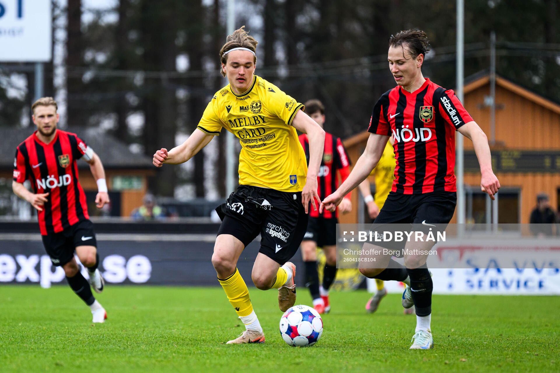 Mjällbys Olle Lindberg och Brommapojkarnas Alex Timossi
