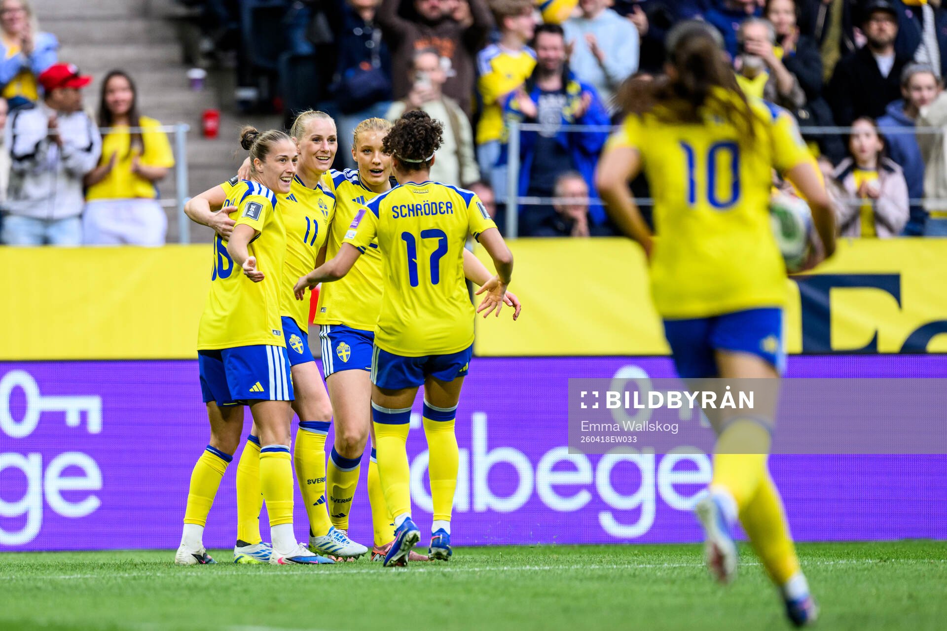 Stina Blackstenius, Felicia Schröder and Smilla Holmberg