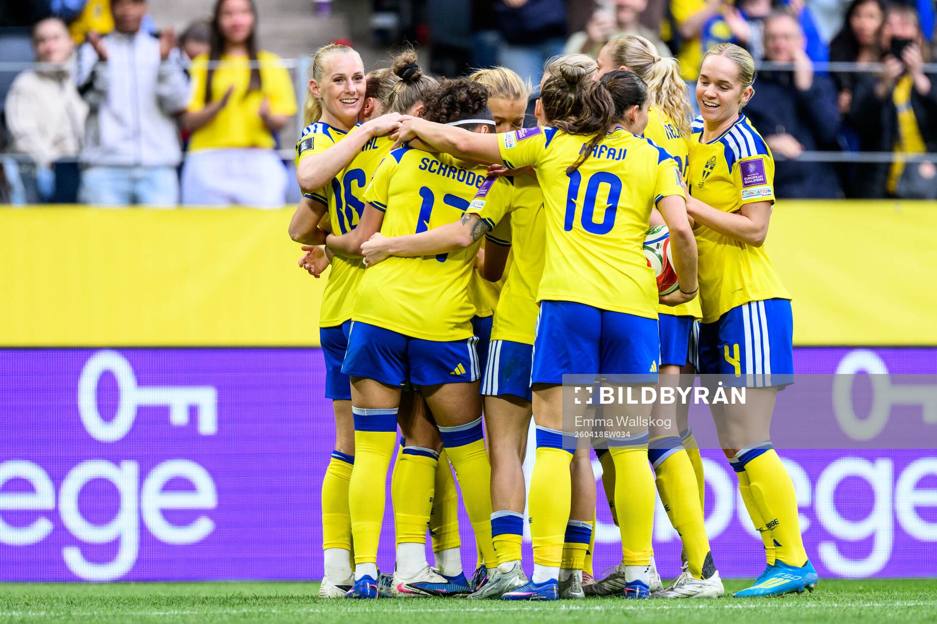 Stina Blackstenius of Sweden celebrates 1-0