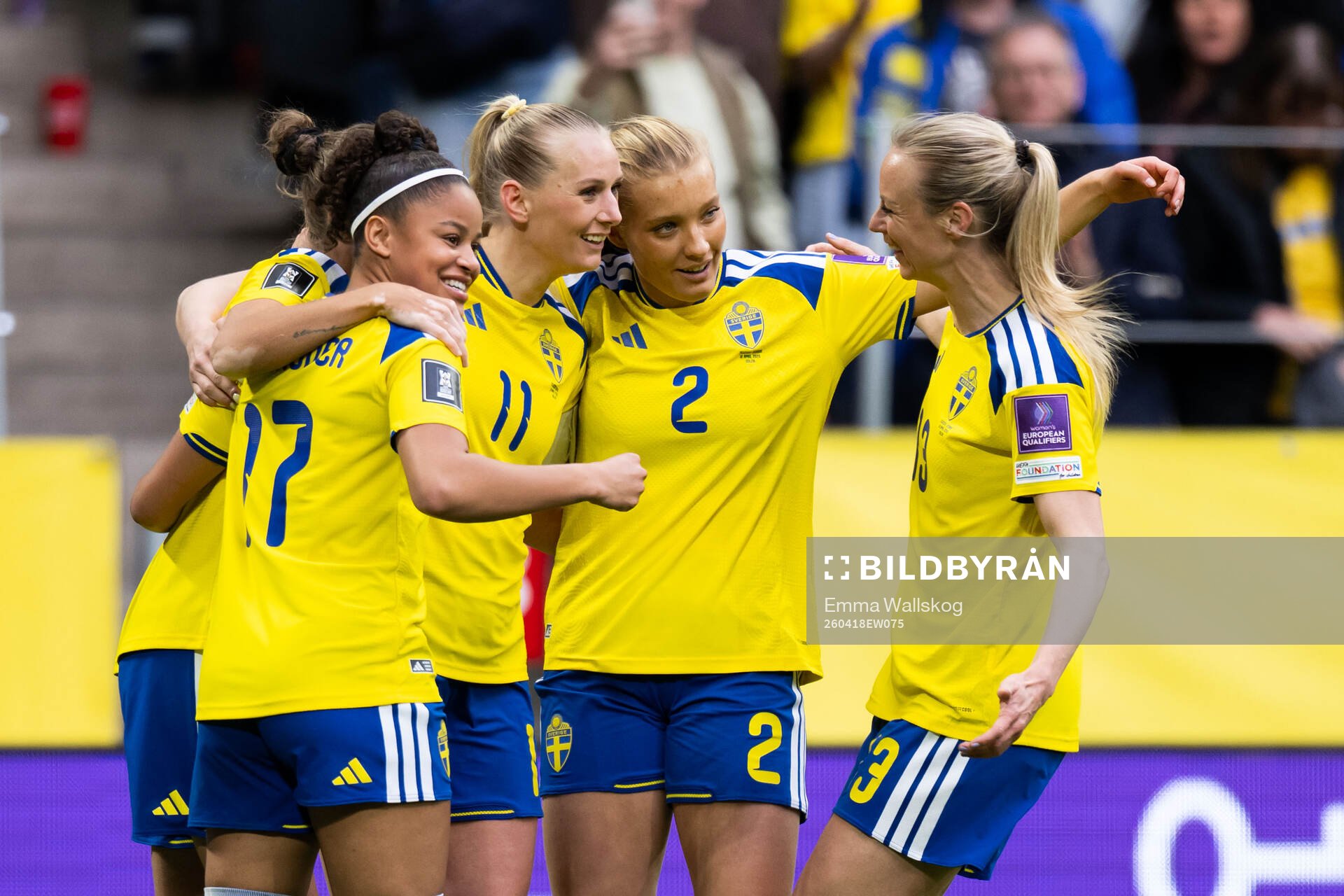 Stina Blackstenius of Sweden celebrates with Felicia