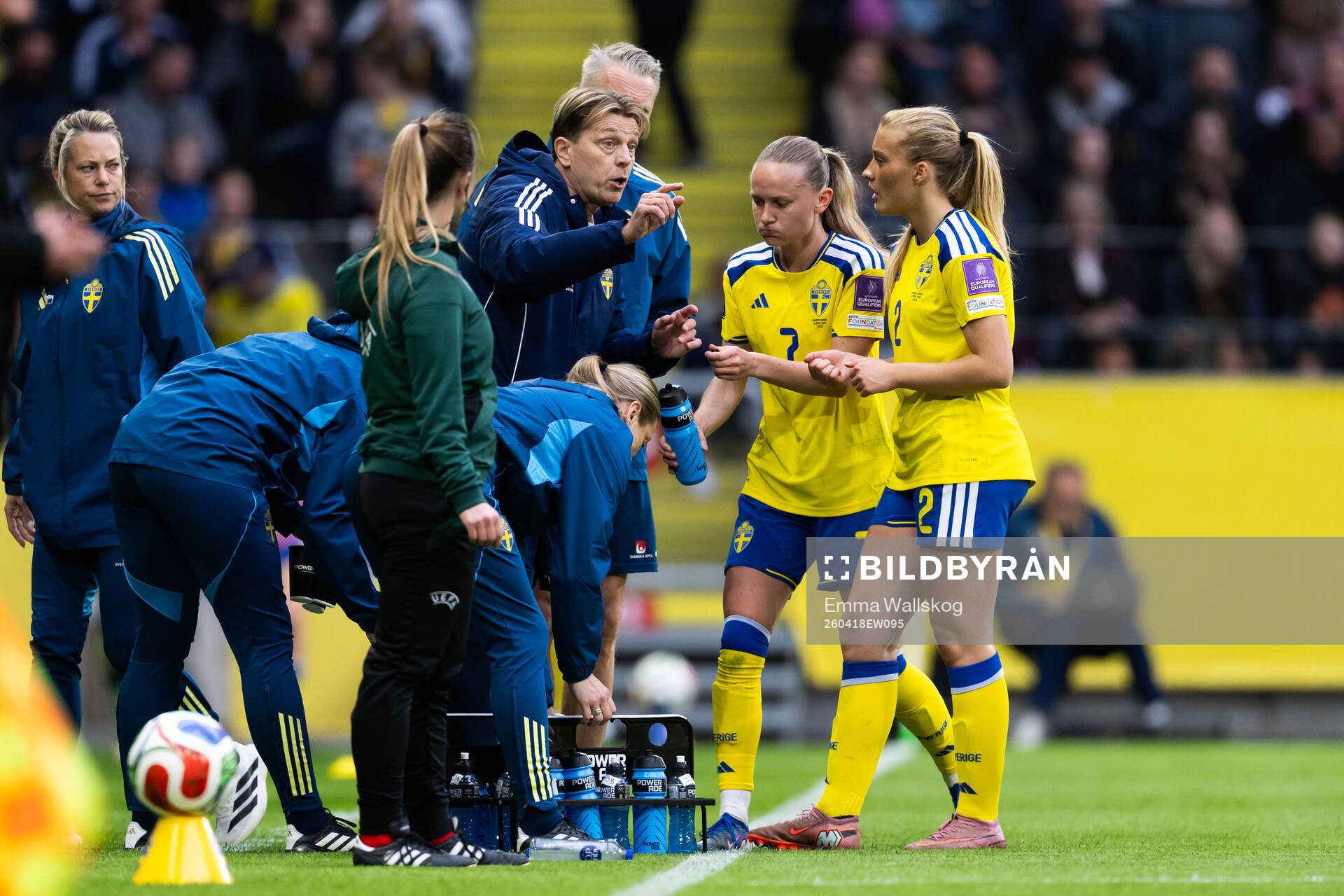 Head coach Tony Gustavsson and Smilla Holmberg of Sweden