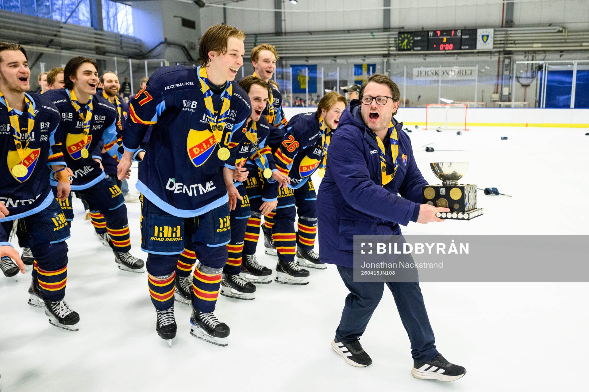 Djurgårdens spelare och ledare jublar