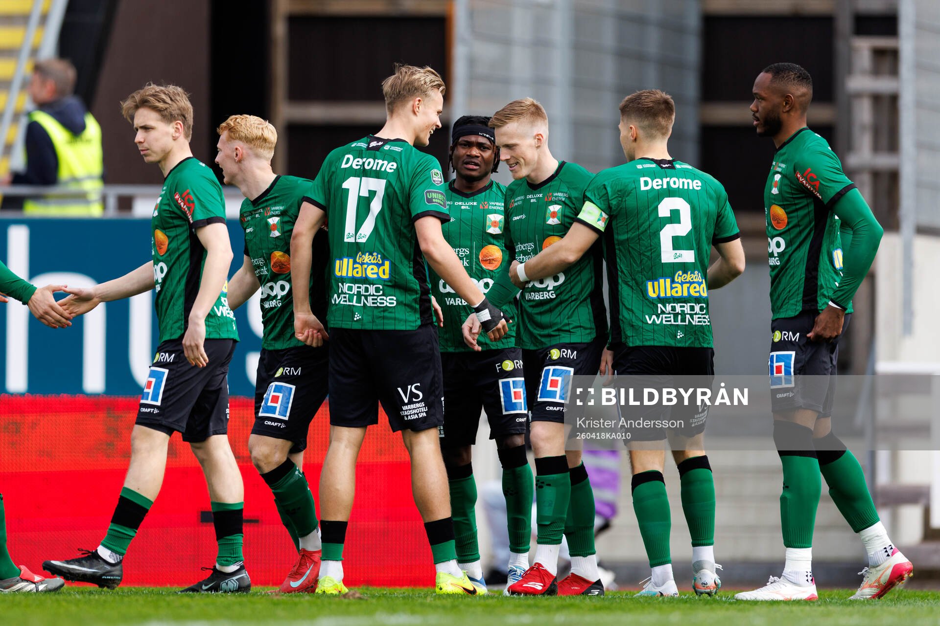 Varbergs Severin Nioule jublar med lagkamrater
