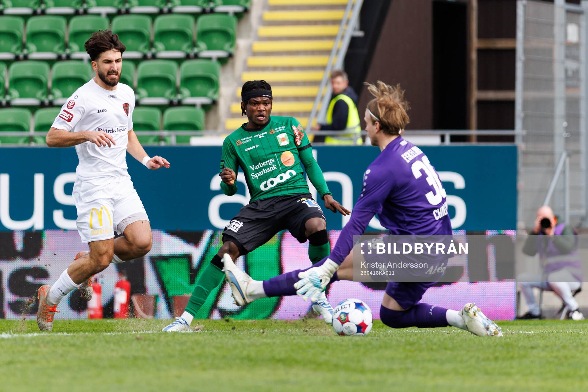 Varbergs Severin Nioule gör 1-0 bakom Nordic United FCs