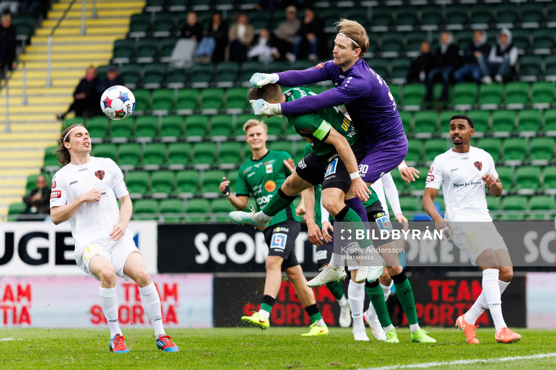 Varbergs Gustav Broman och Nordic United FCs målvakt