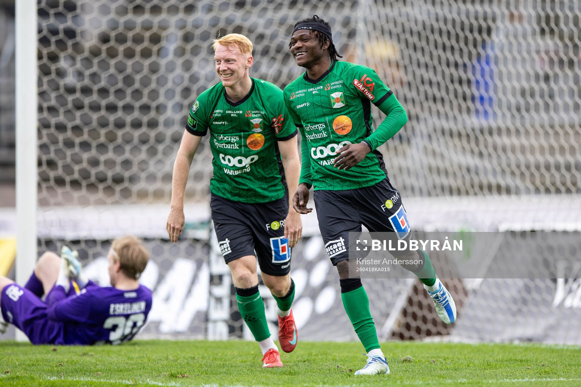 Varbergs Wilhelm Ärlig och Severin Nioule jublar