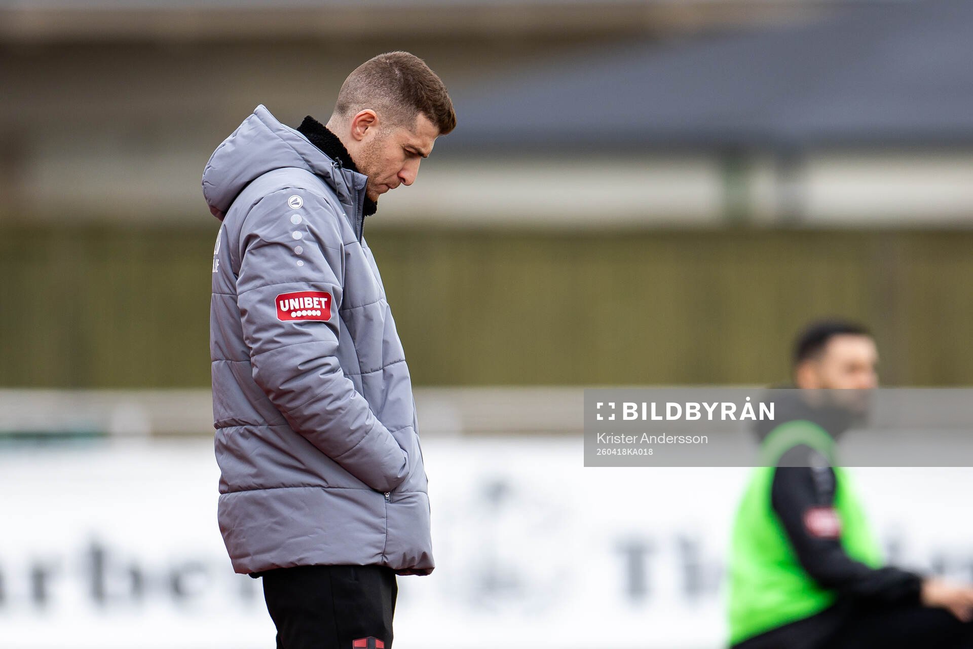 Nordic United FCs tränare Steven Younan deppar