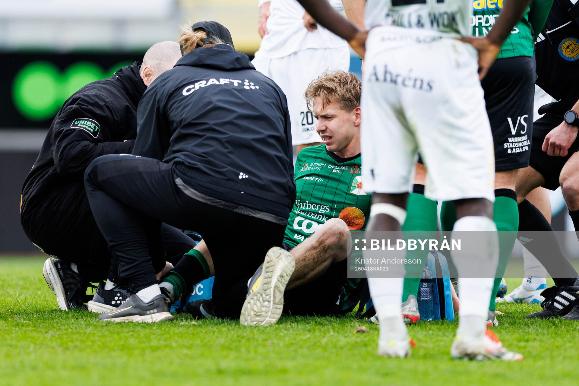 Varbergs Axel Vidjeskog får vård av medicinsk personal