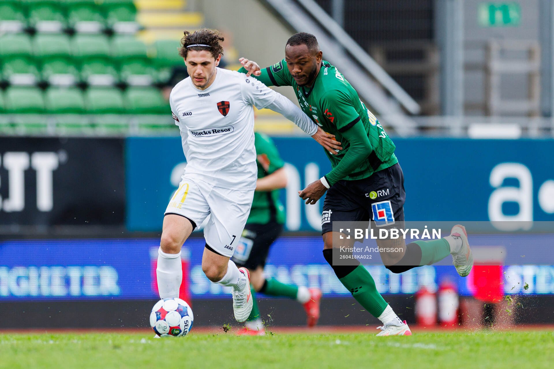 Nordic United FCs Amar Eminovic och Varbergs Shanyder