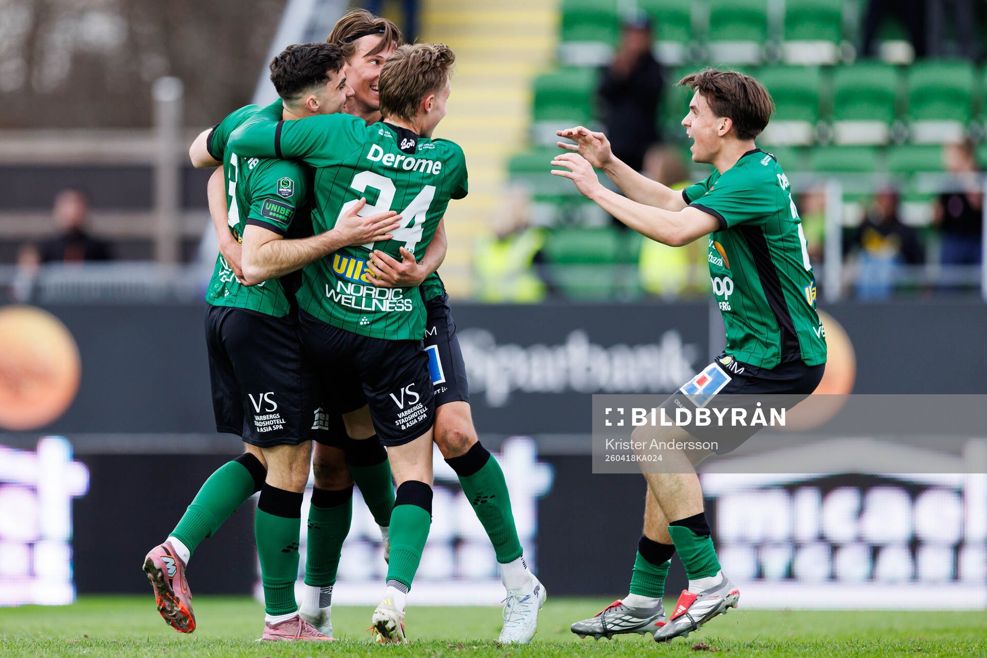 Varbergs Aulon Bitiqi jublar med lagkamrater