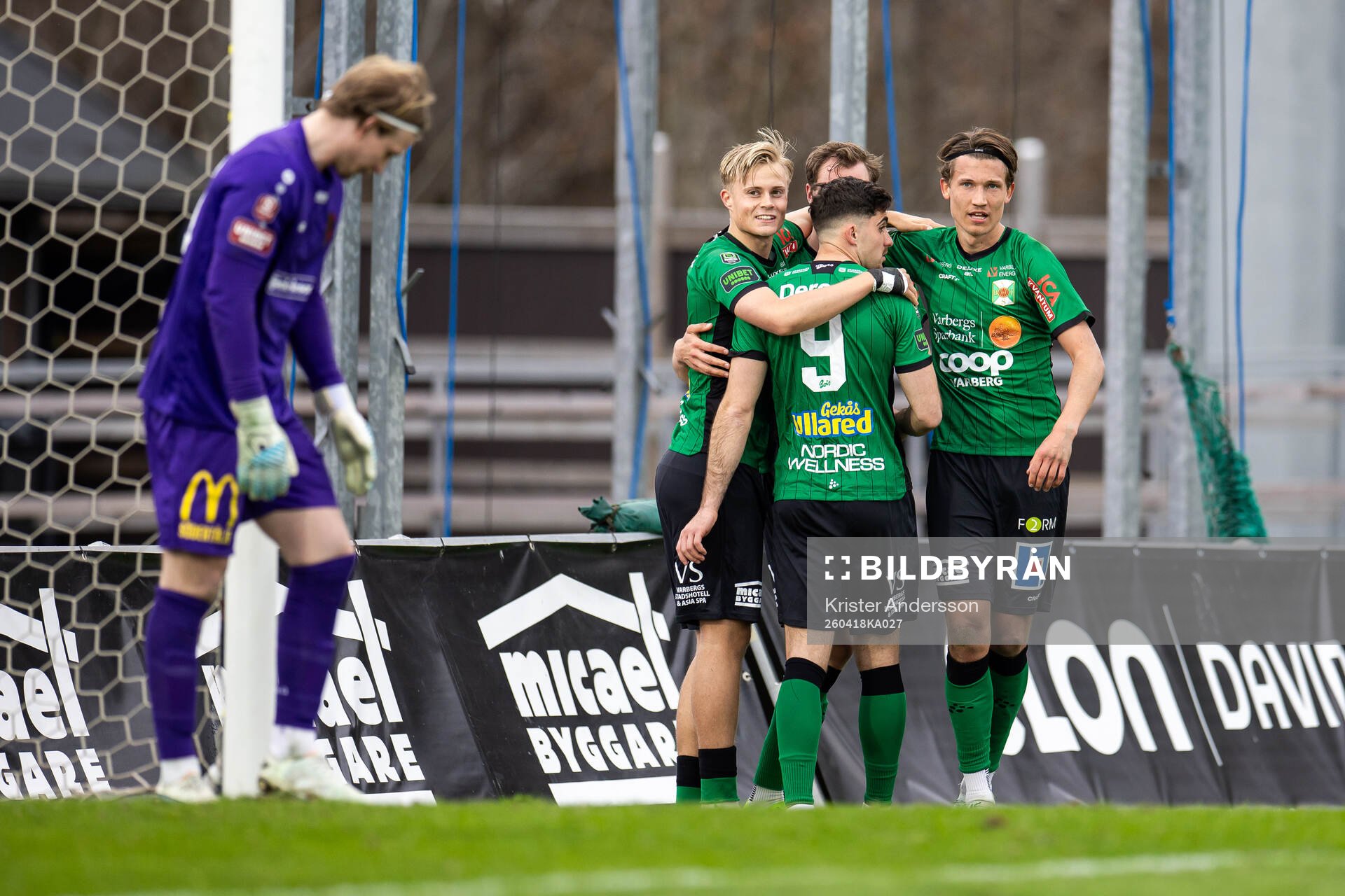 Varbergs Niklas Dahlström jublar med laget