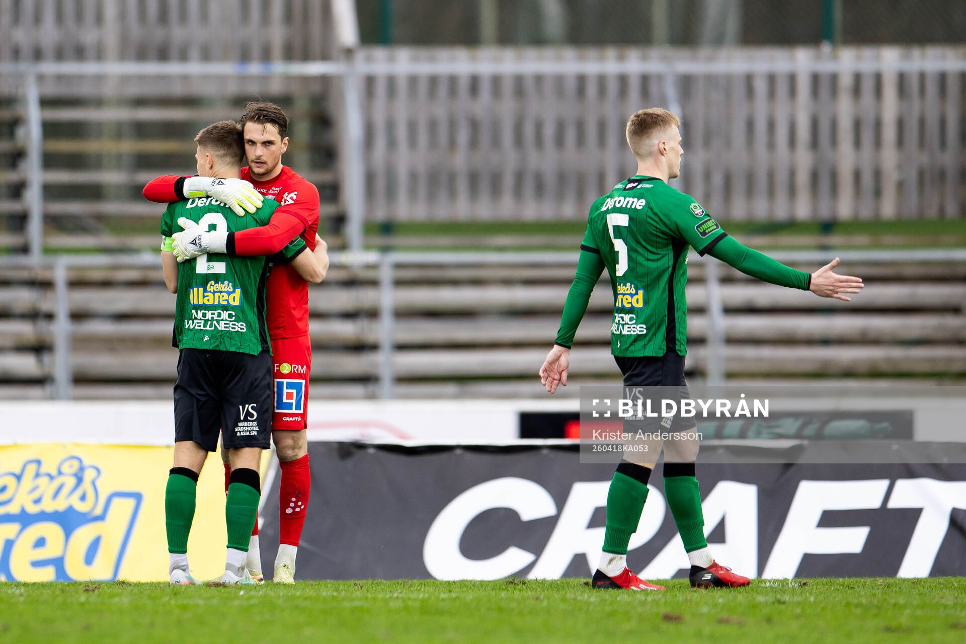 Varbergs Gustav Broman och målvakt Oscar Ekman jublar