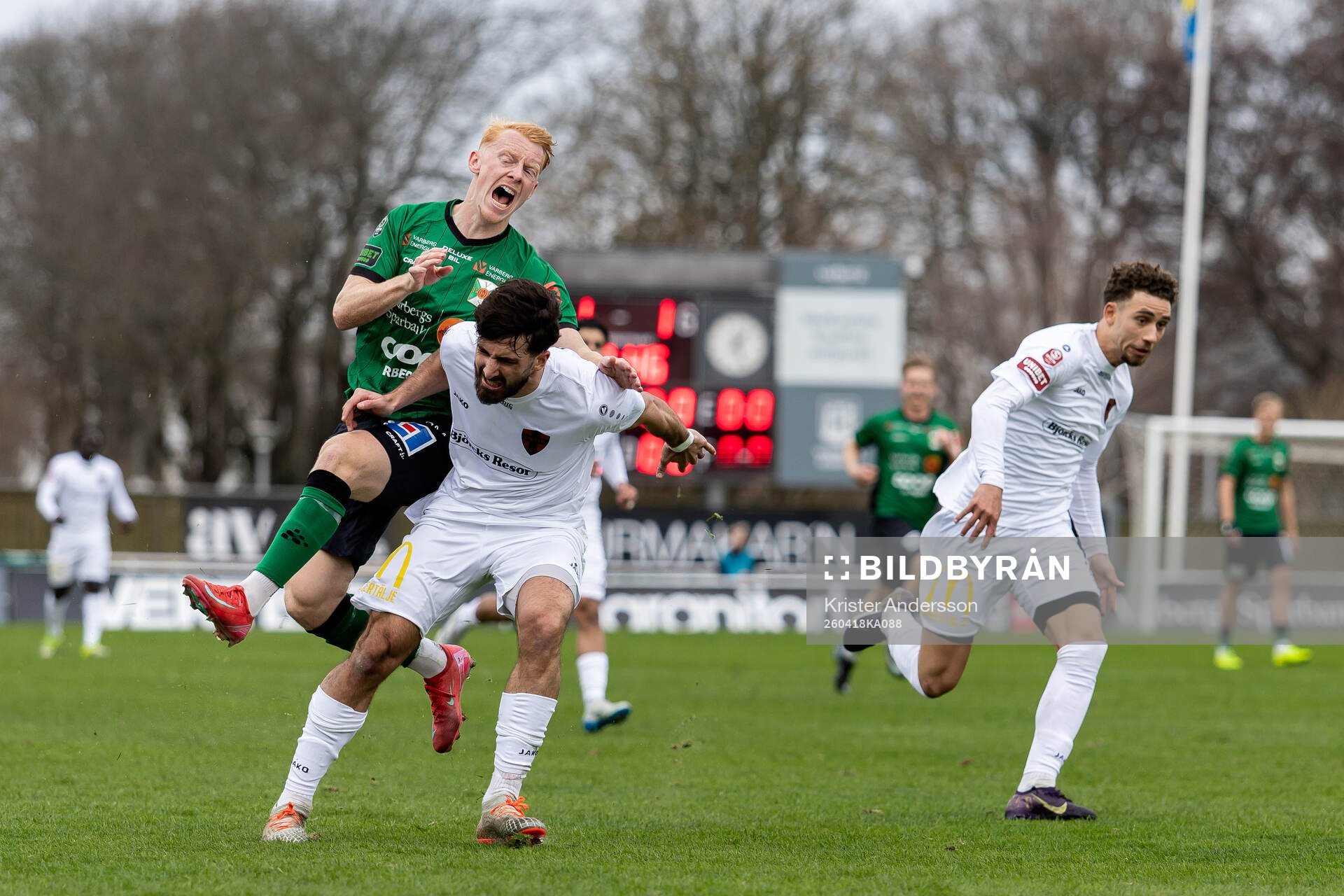 Varbergs Wilhelm Ärlig och Nordic United FCs Matteus Behnan