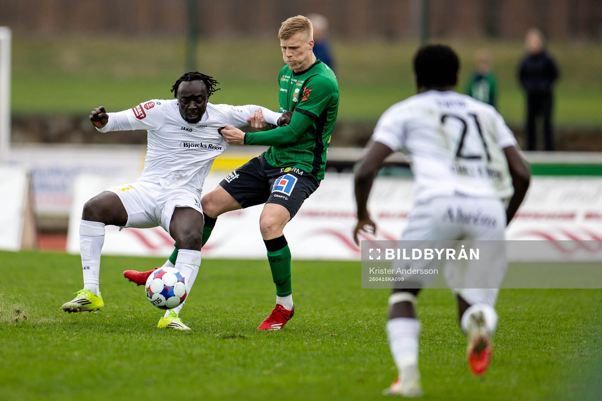 Nordic United FCs Kalipha Jawla och Varbergs Emil Hellman