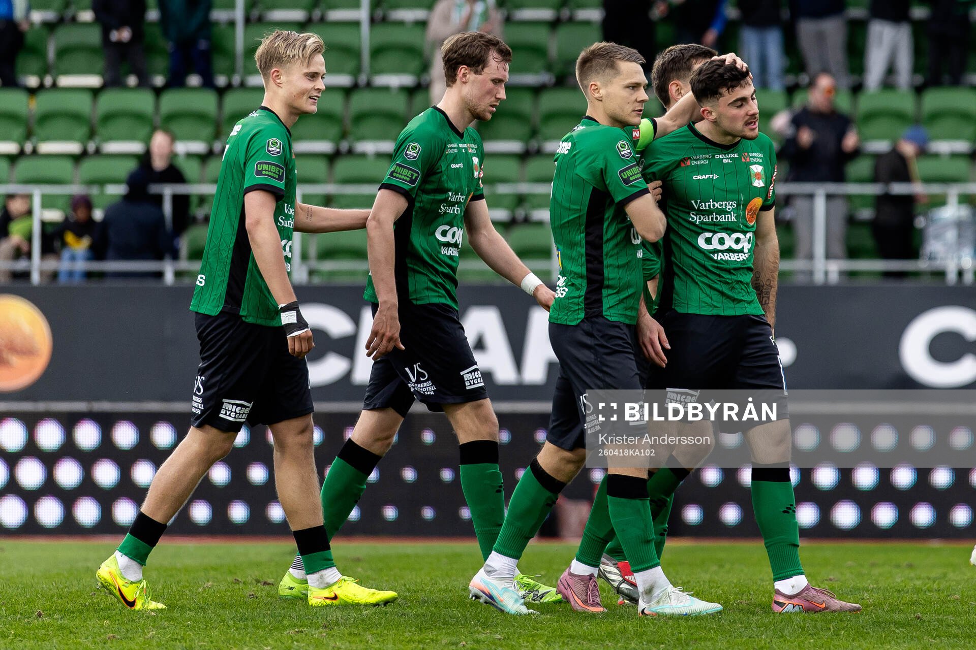 Varbergs Aulon Bitiqi jublar med laget