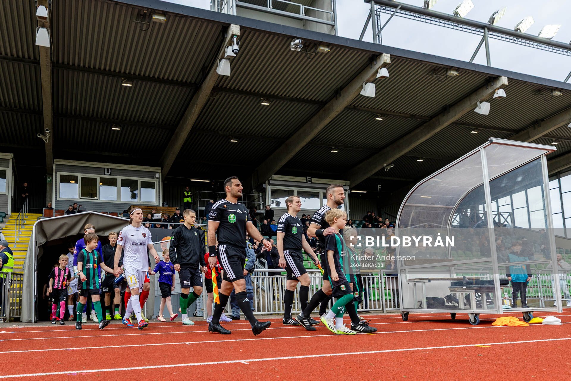 Spelarna kommer in före fotbollsmatchen i Superettan