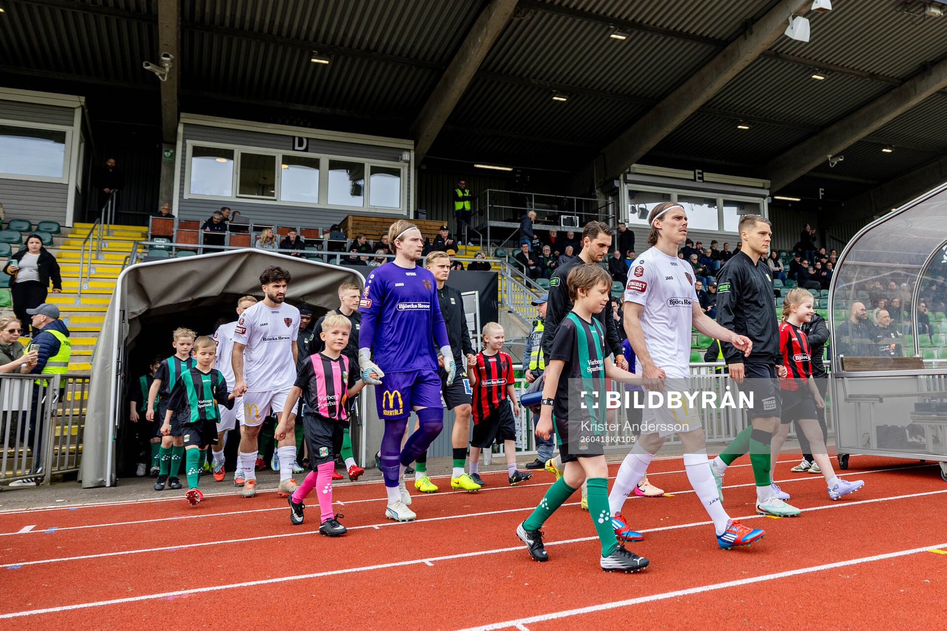 Spelarna kommer in före fotbollsmatchen i Superettan