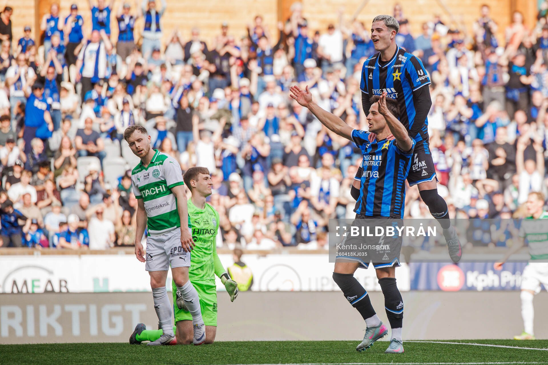 Sirius Henrik Rönnlöf Castegren och Robbie Ure jublar