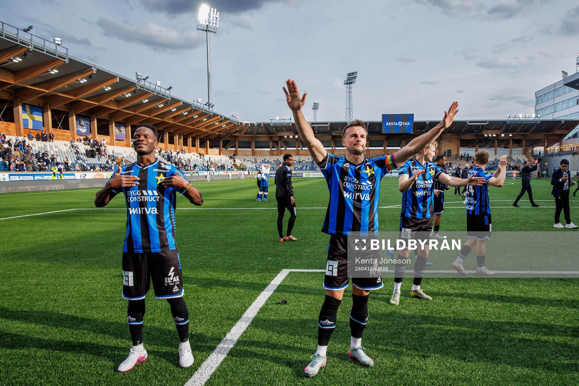 Sirius Mohamed Soumah och Henrik Rönnlöf Castegren jublar