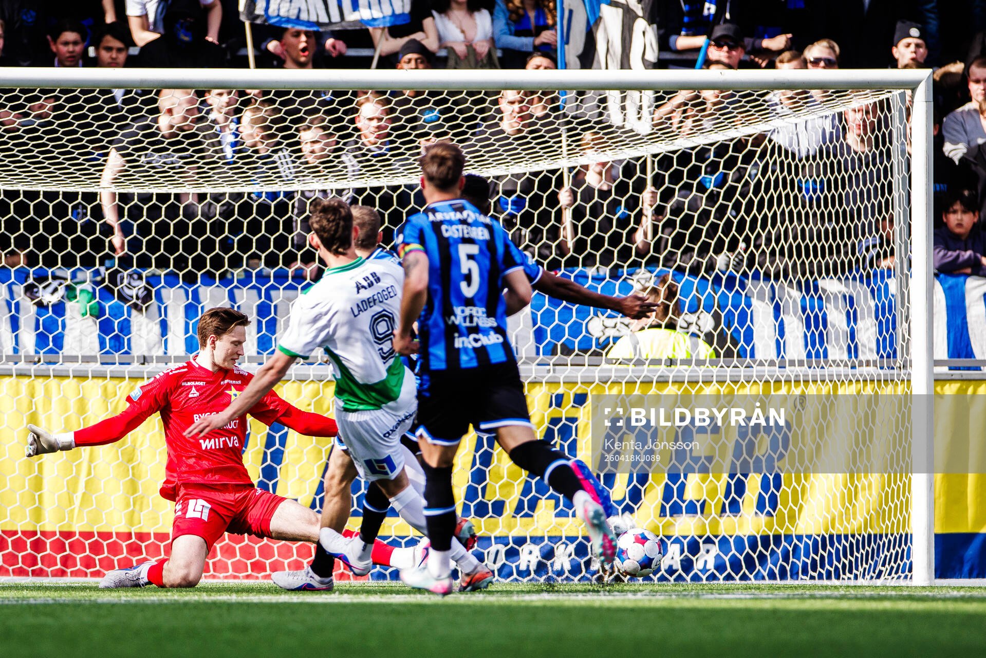 Västerås Mikkel Ladefoged med en målchans framför
