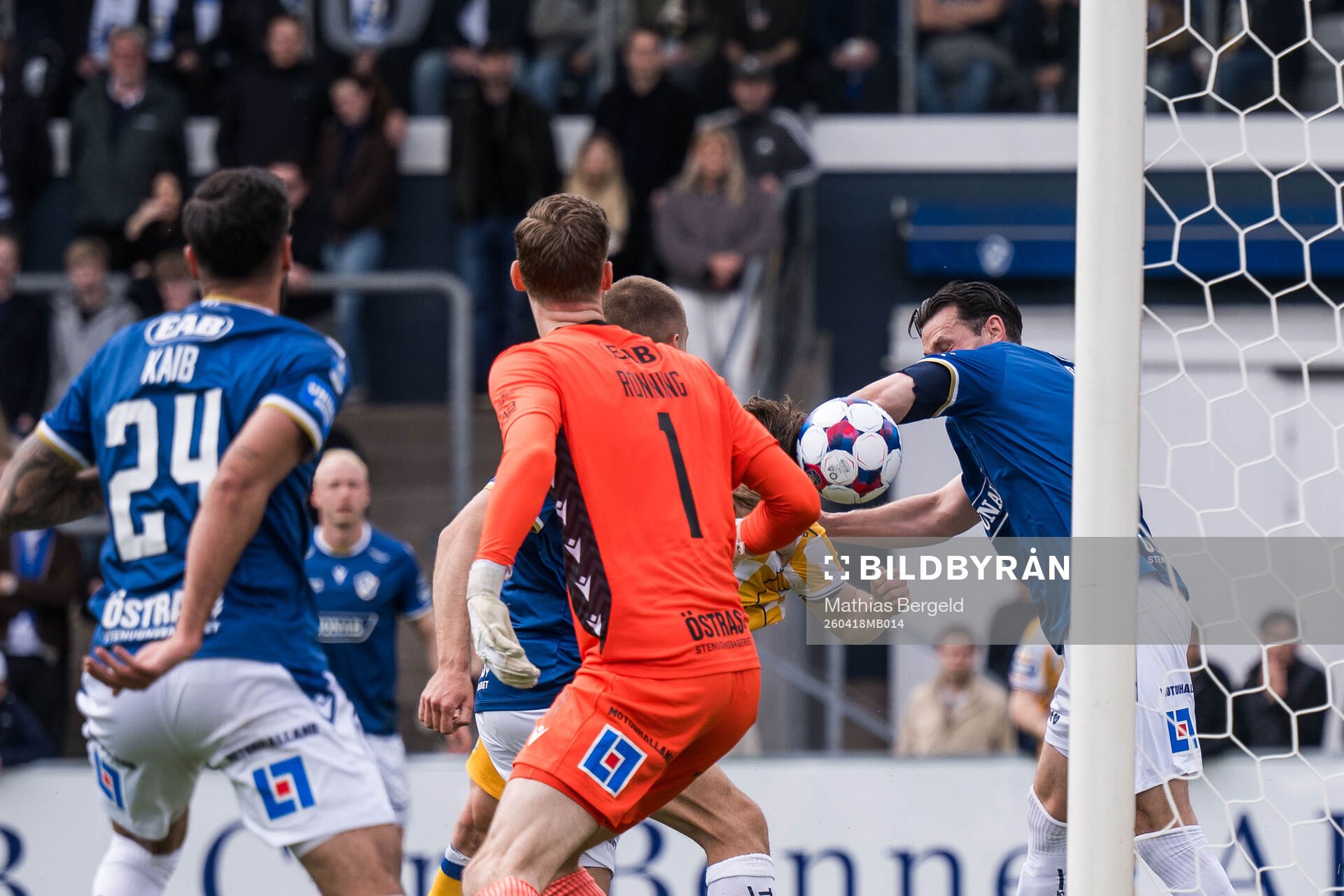 Halmstads målvakt Tim Rönning och IFK Göteborgs Kolbeinn