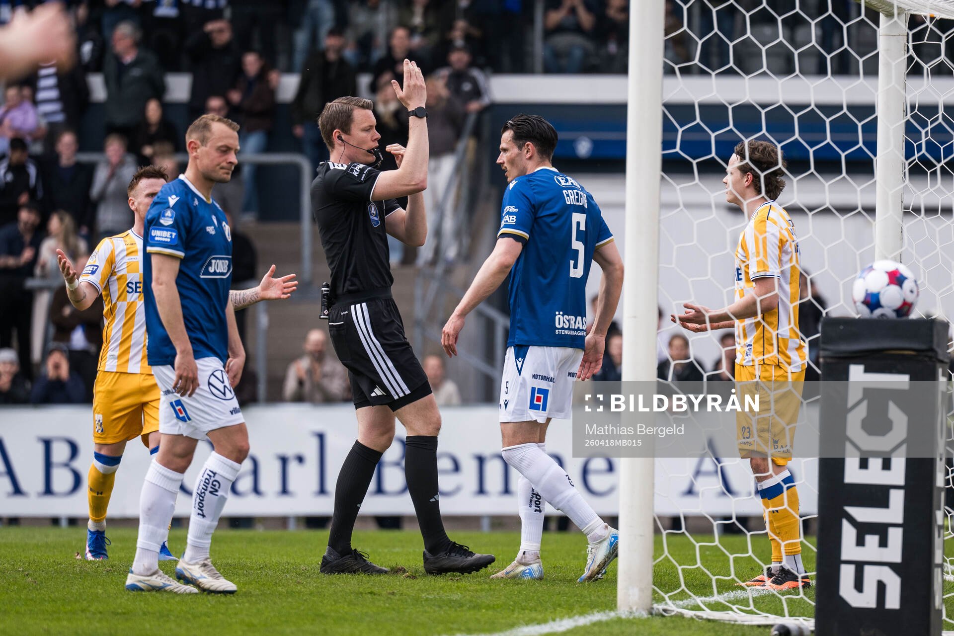 Domare Oscar Johnson dömer bort ett mål för IFK