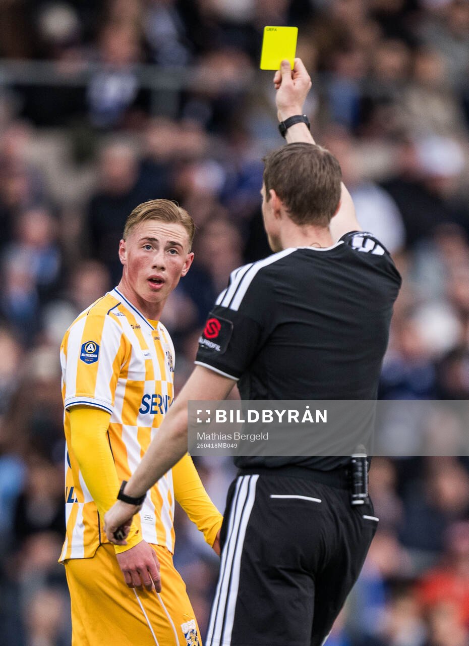 IFK Göteborgs Benjamin Brantlind varnas av domare Oscar