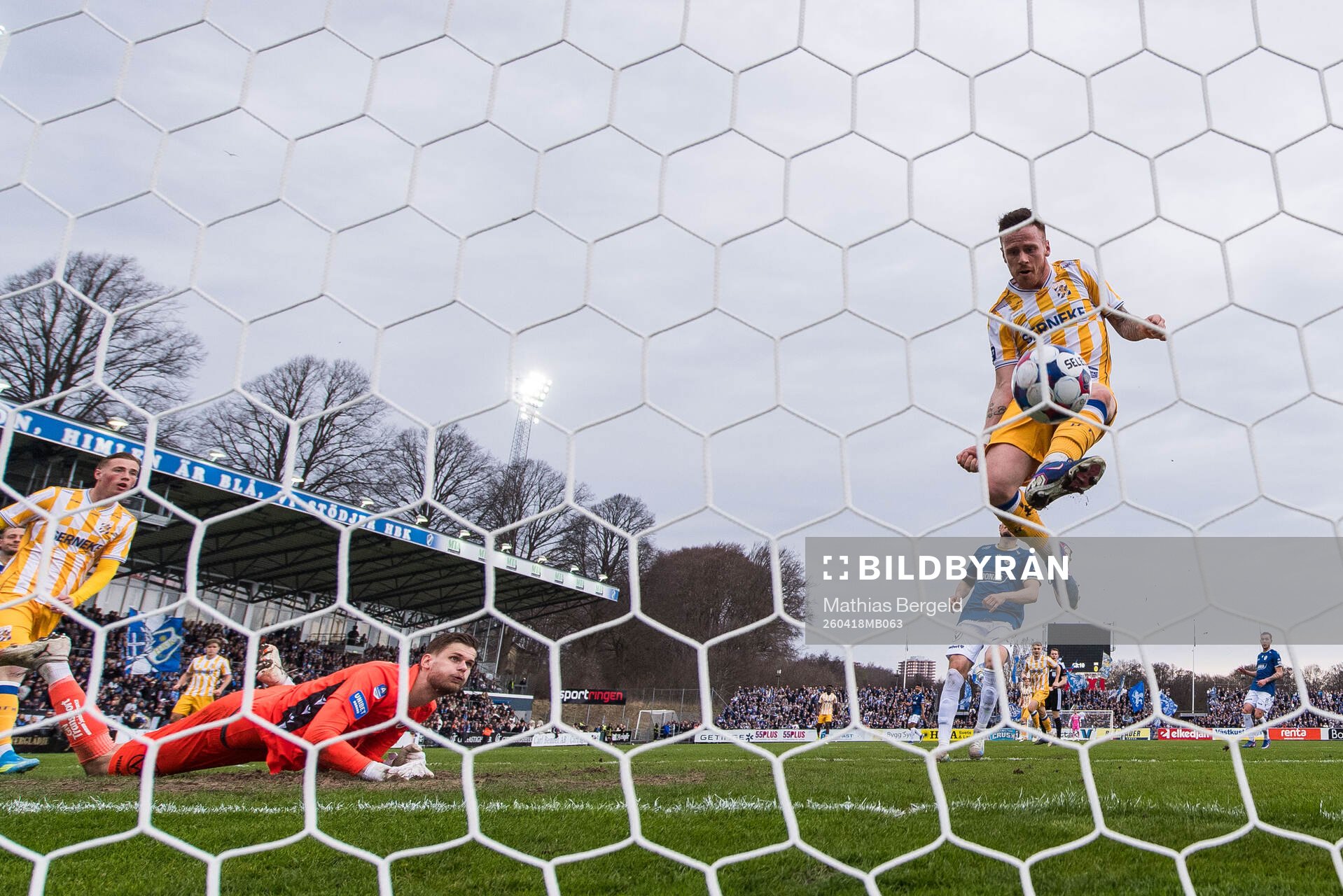 Halmstads målvakt Tim Rönning ser IFK Göteborgs Tobias