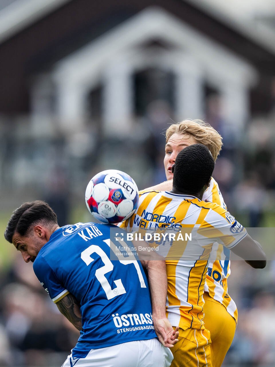 Halmstads Rami Kaib i kamp om bollen med IFK Göteborgs