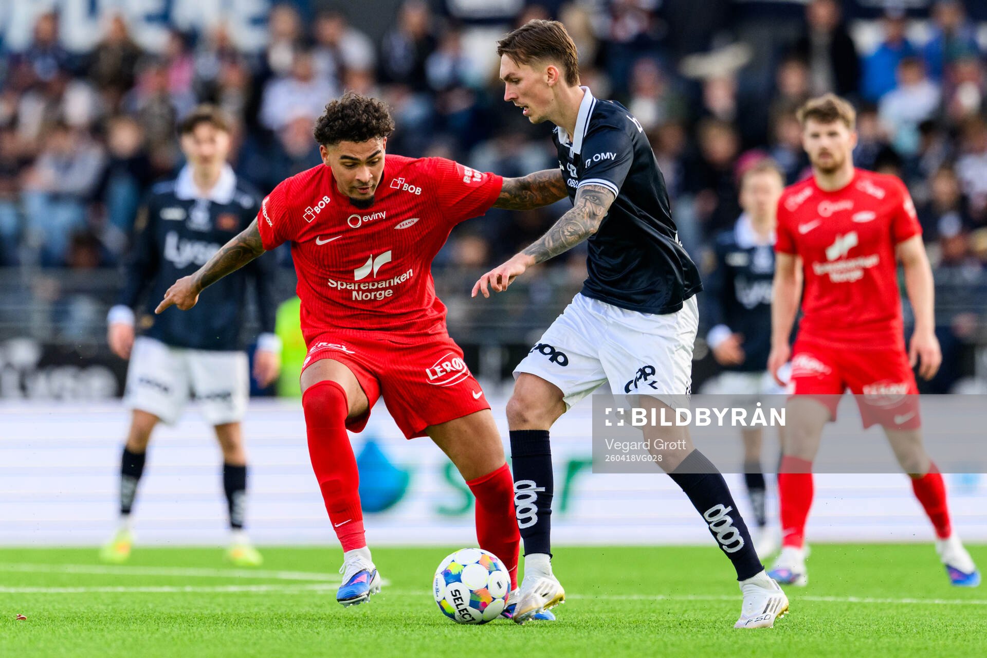 Noah Holm of Brann and Kristoffer Askildsen of Viking