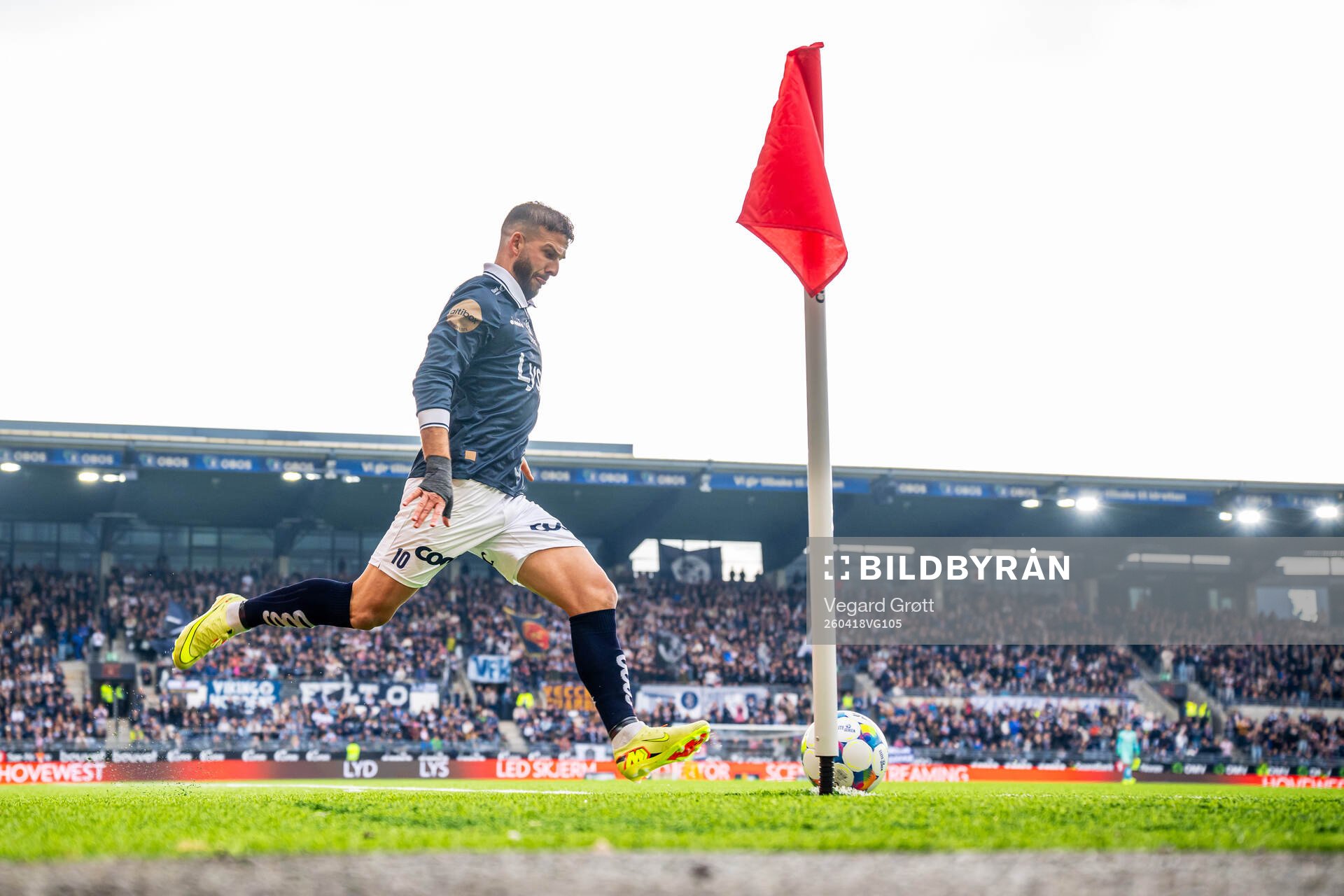 Zlatko Tripic of Viking takes a corner kick