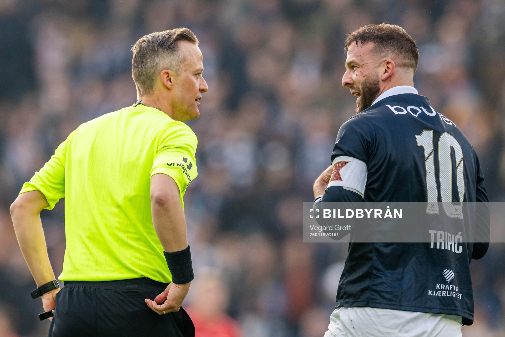 Referee Ola Hobber Nilsen and Zlatko Tripic of Viking