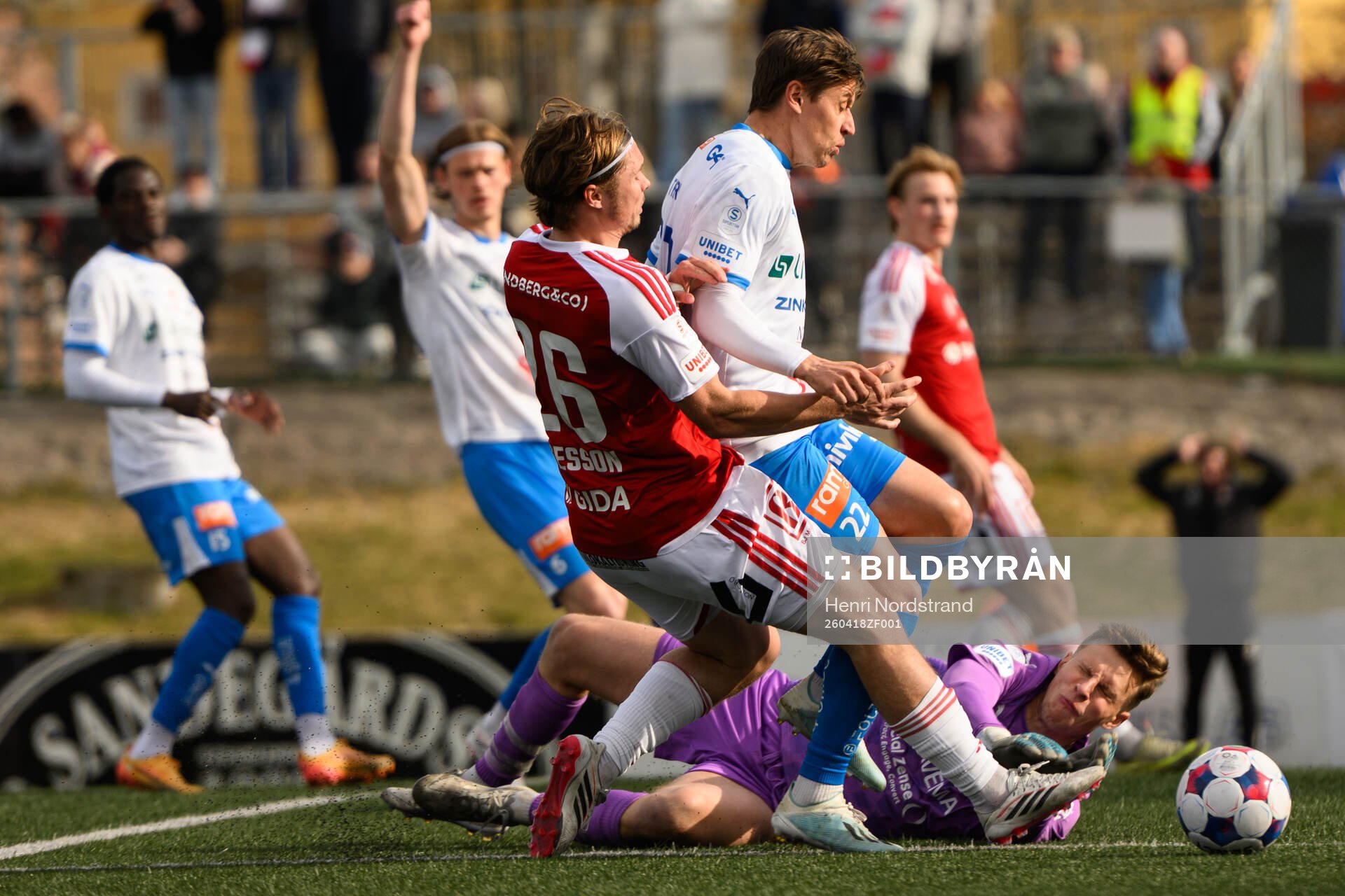 Sandvikens Linus Tagesson och IFs IFK Värnamos målvakt