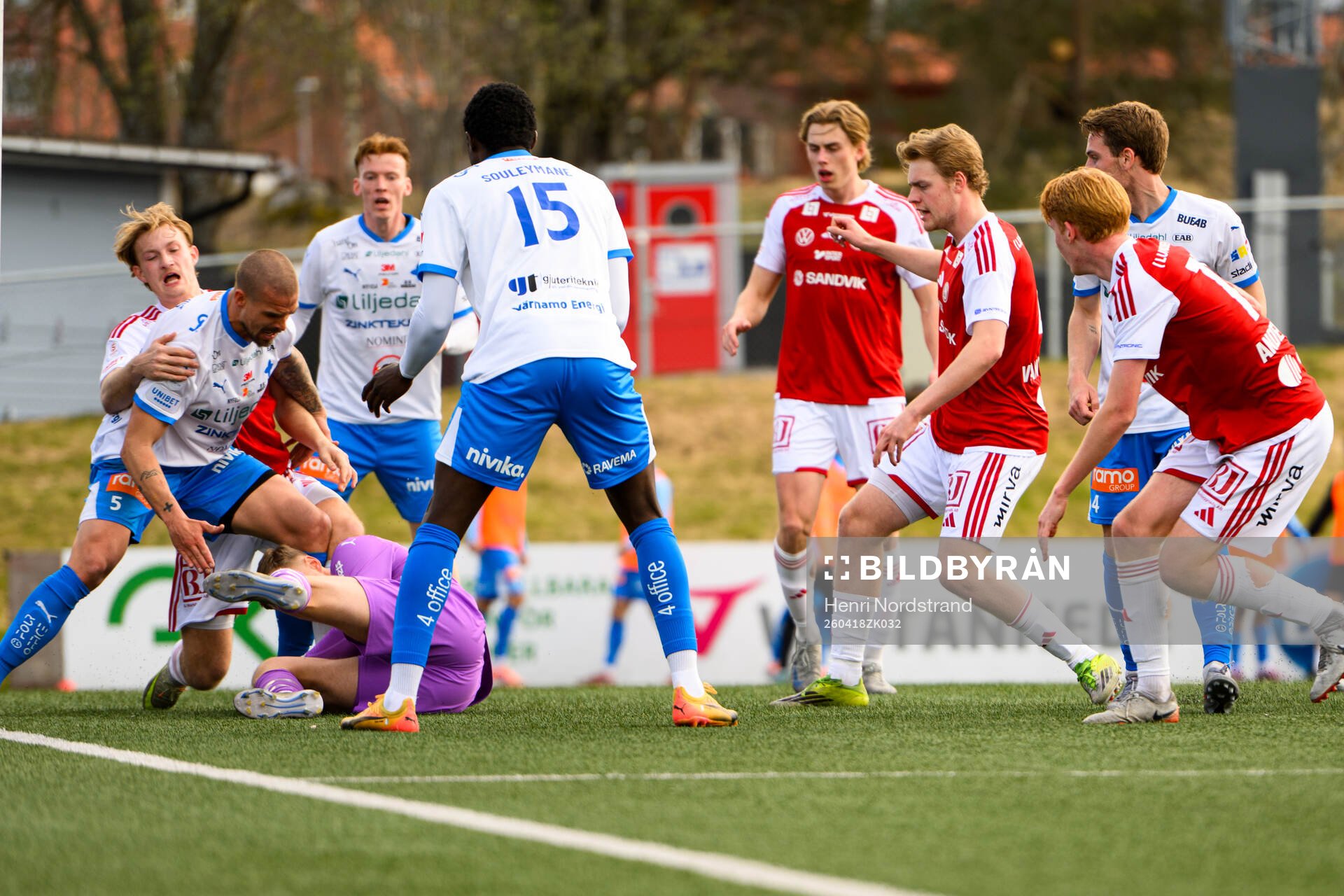 IFK Värnamos målvakt Hugo Keto räddar