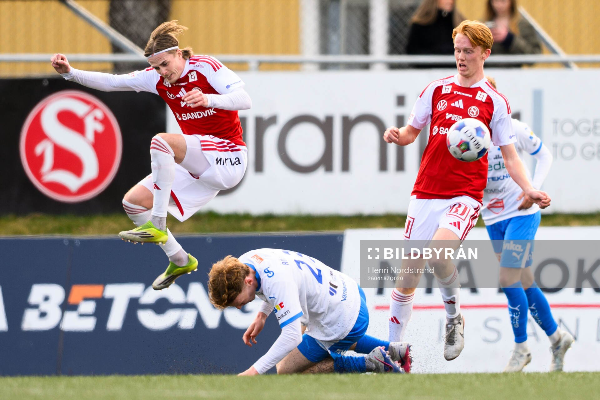 Sandvikens IFs Johan Arvidsson och IFK Värnamos Logi Hrafn