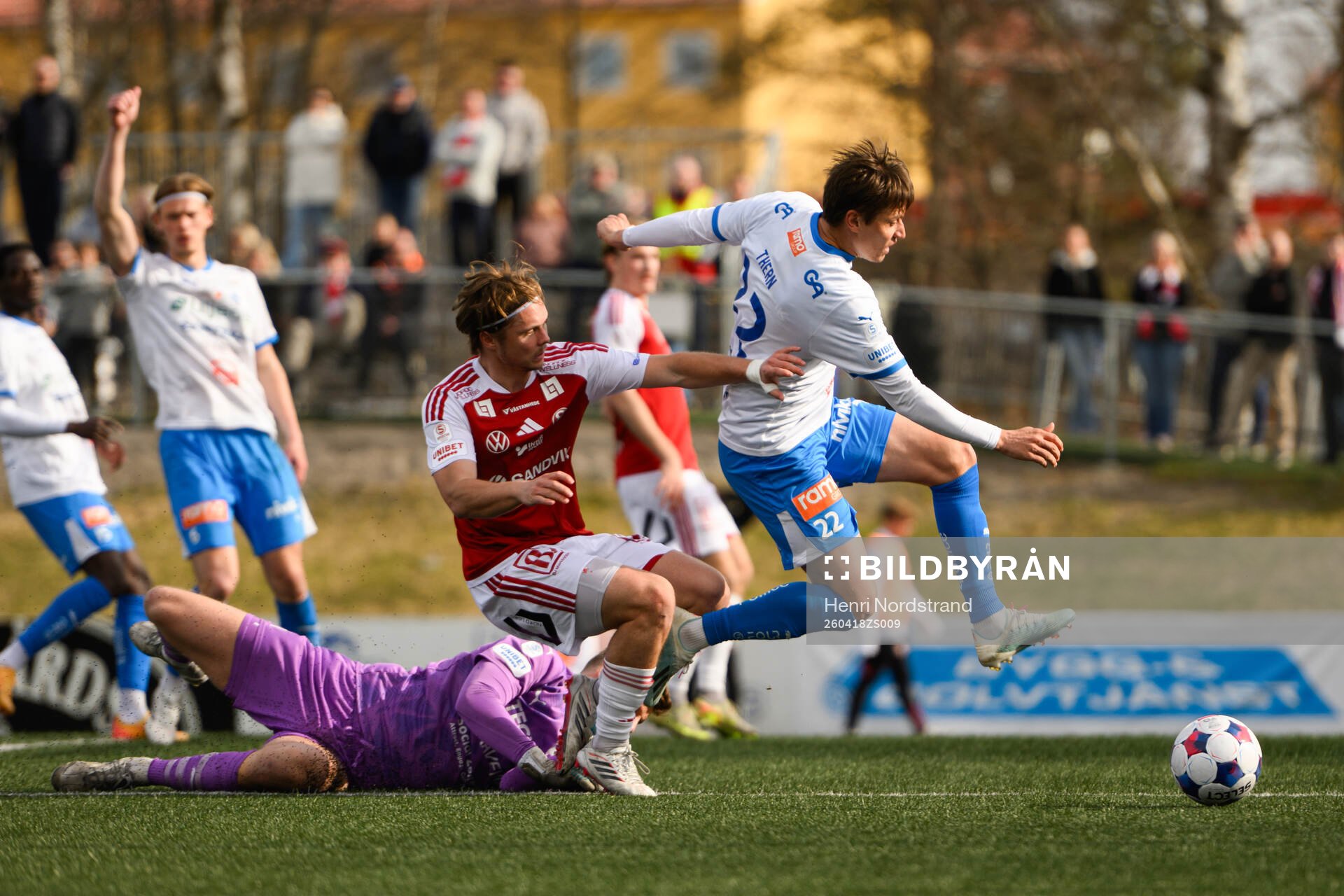 Sandvikens IFs Linus Tagesson och IFK Värnamos Simon Thern