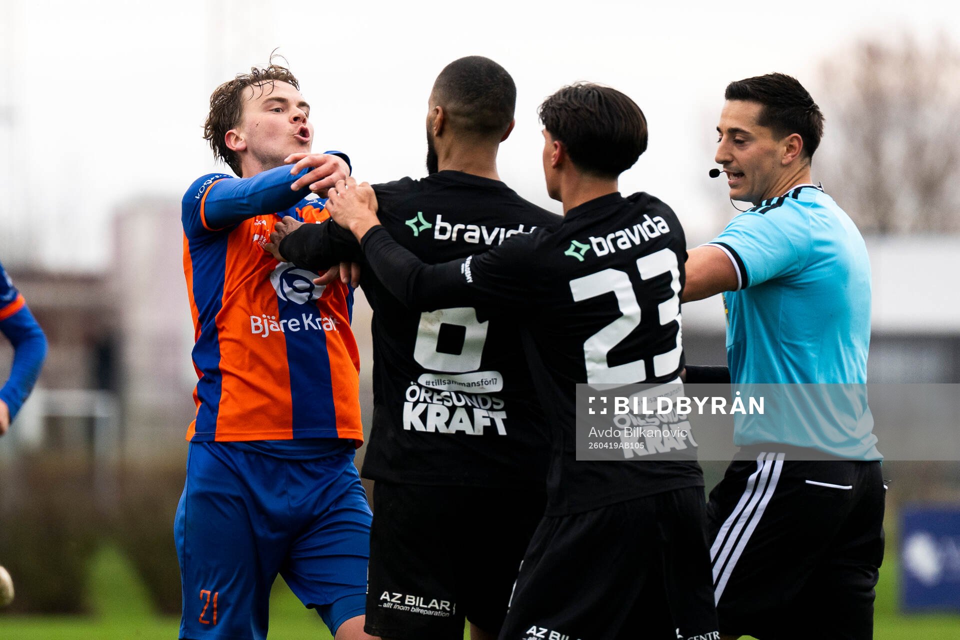 Vejbys Anton Hallbäck och Högaborg BKs Kamal Barny bråkar