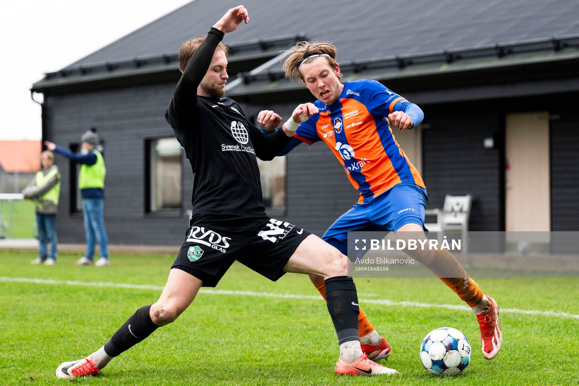 Vejbys Hampus Andersson mot Högaborg BKs Danijal Omanovic