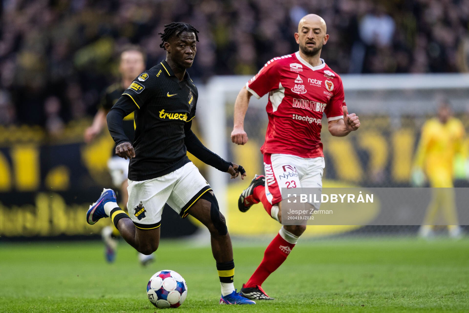 AIKs Axel Kouame och Kalmars Robert Gojani
