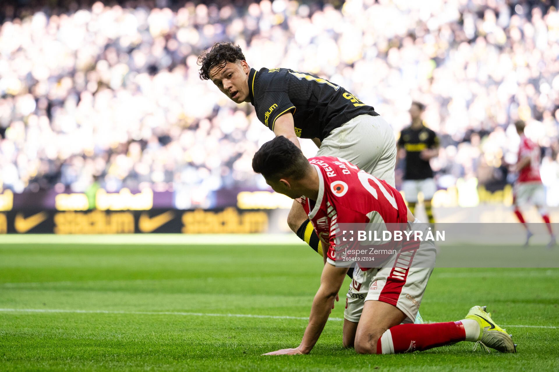 AIKs Charlie Pavey och Kalmars Achraf Dari