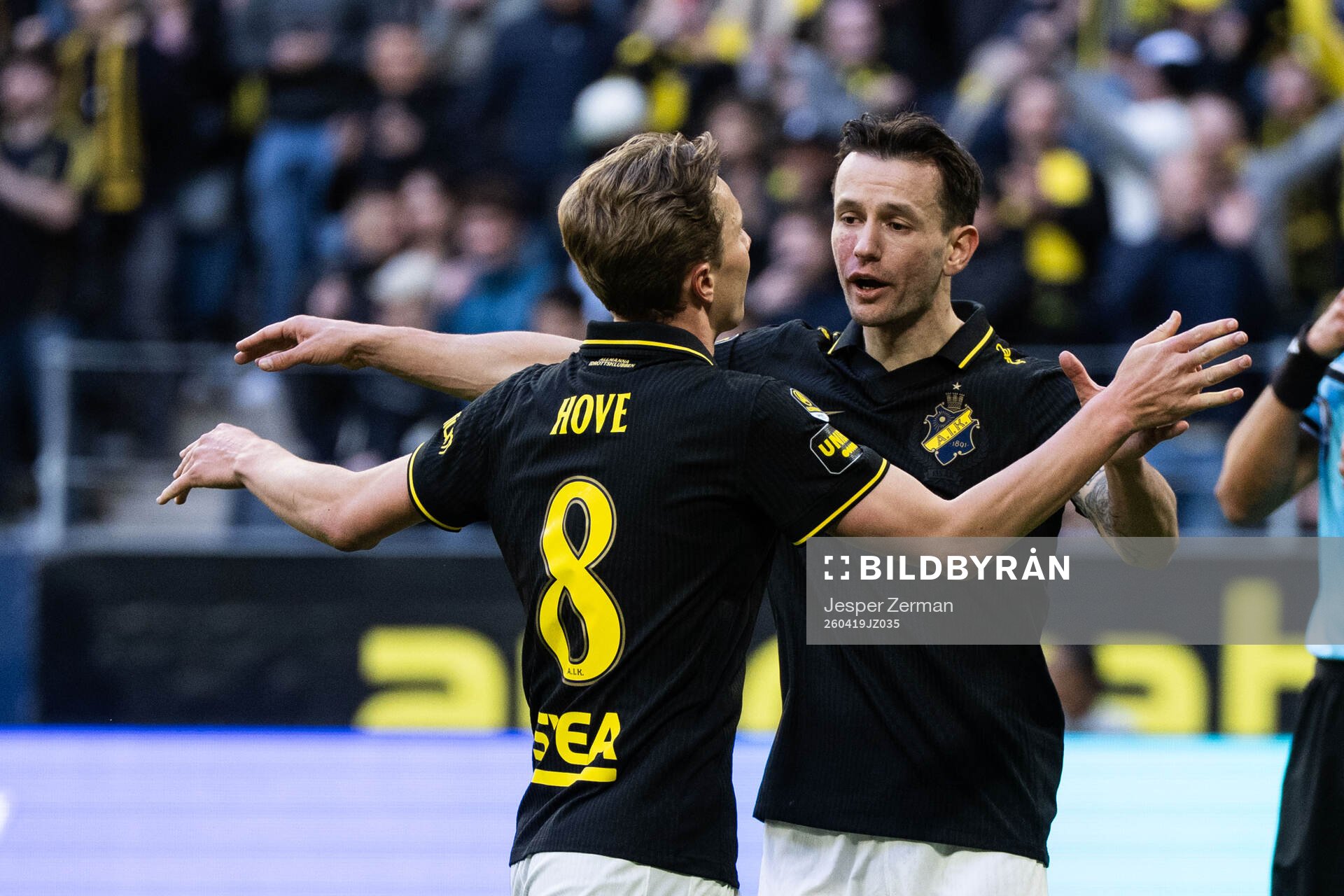 AIKs Johan Hove jublar med Bersant Celina