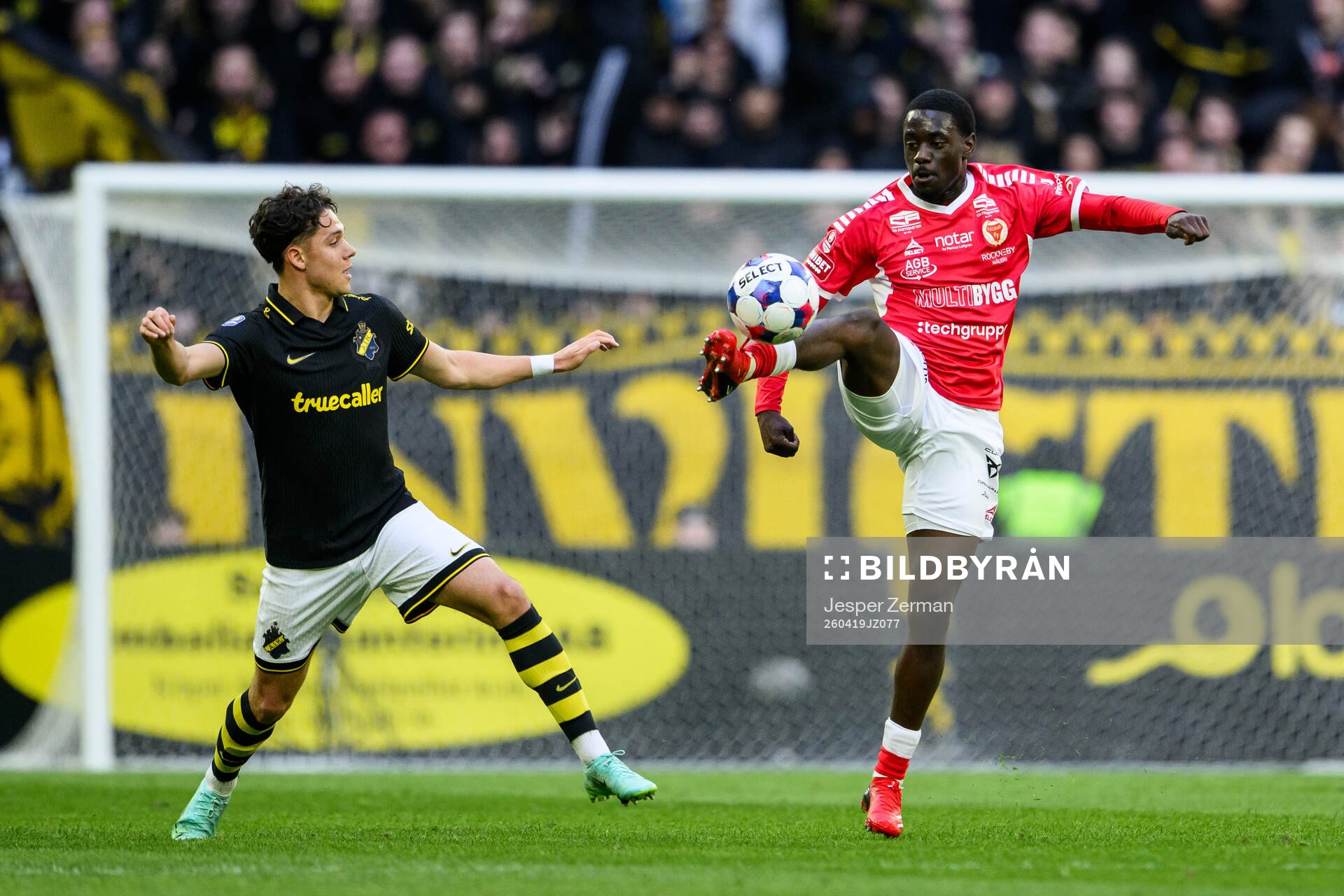 AIKs Charlie Pavey och Kalmars Charles Sagoe Jr