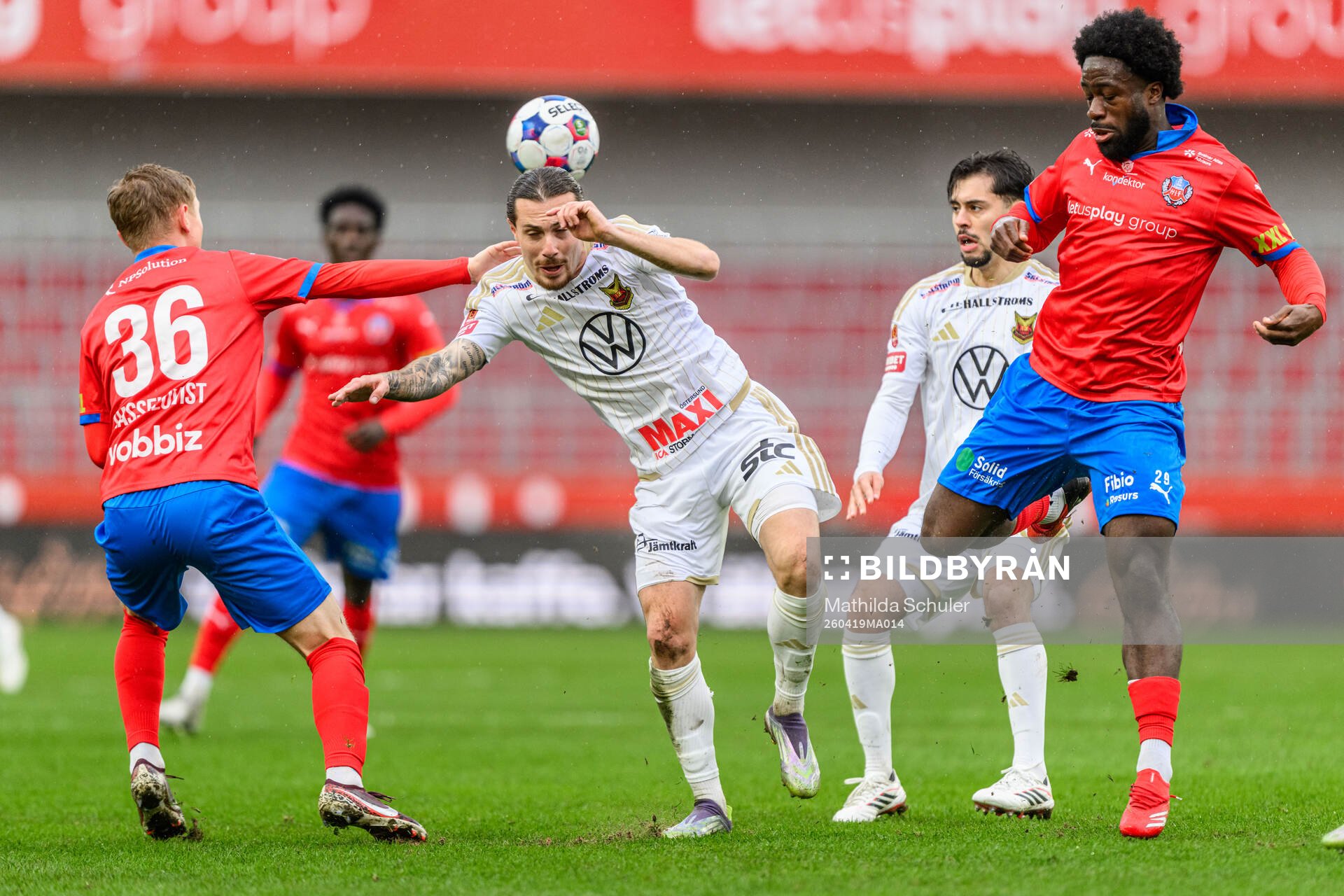 Helsingborgs Jonathan Hasselqvist och Östersunds Hugo Azzi