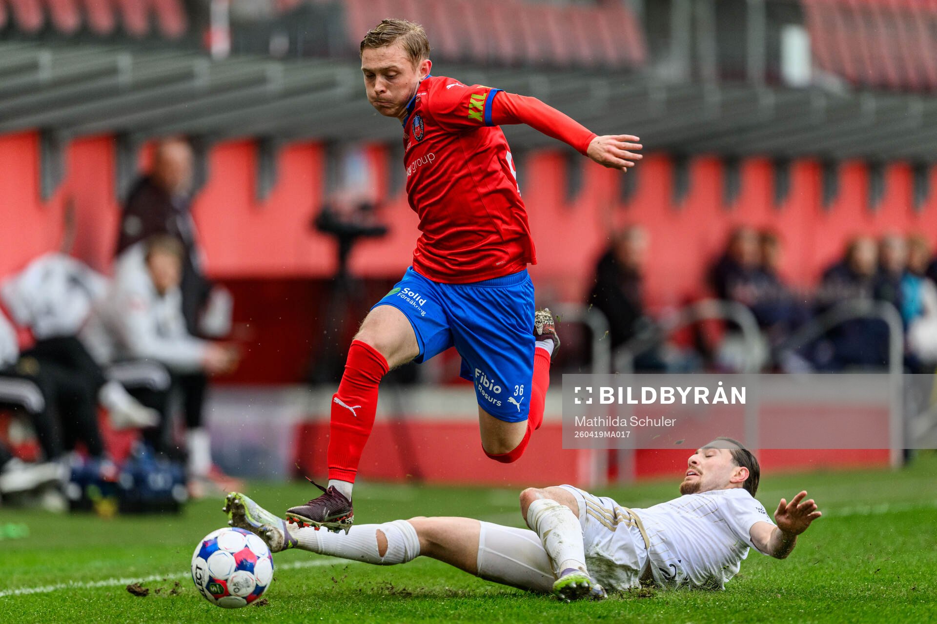 Helsingborgs Jonathan Hasselqvist och Östersunds Hugo Azzi