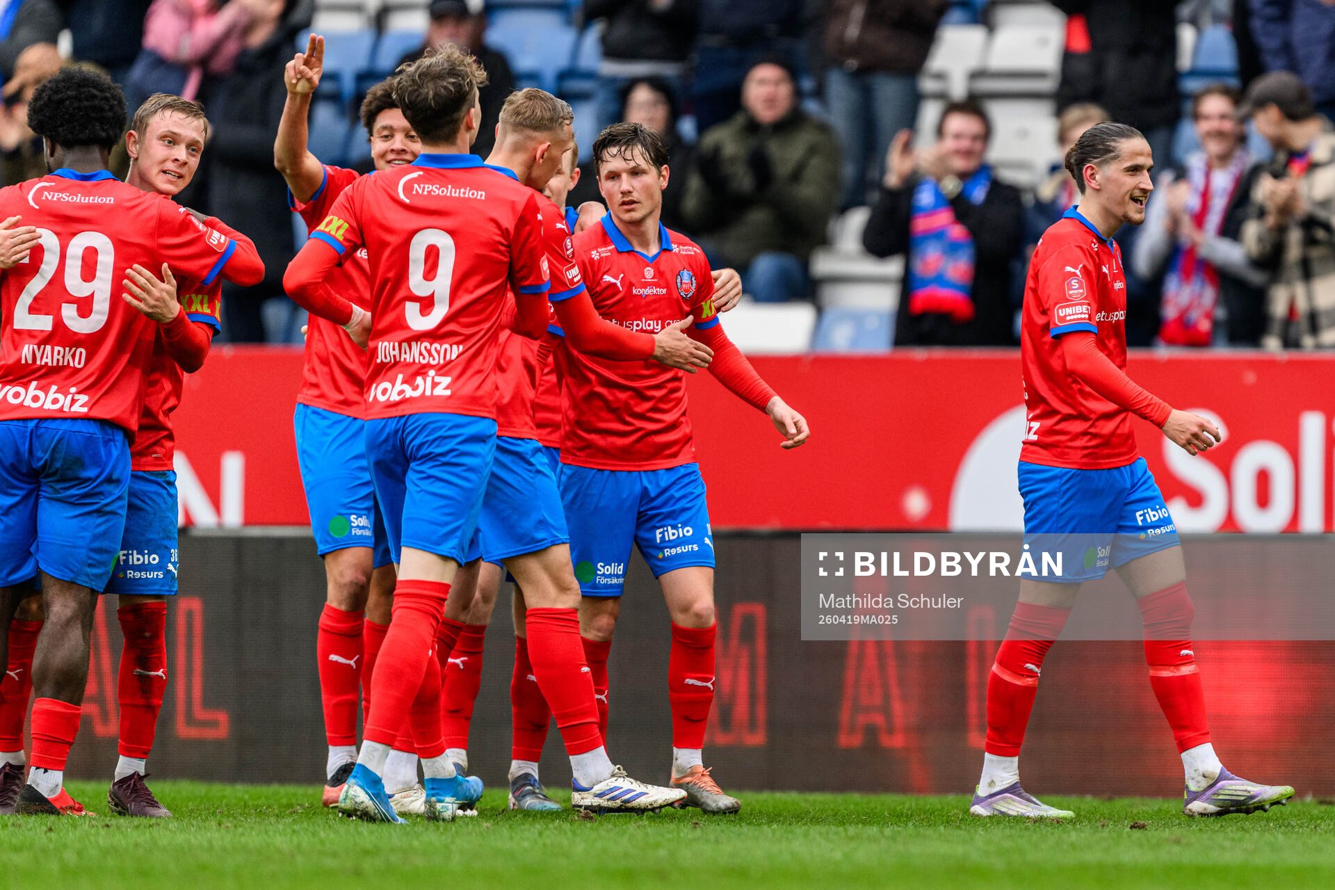 Helsingborgs spelare och Ervin Gigovic (t.h) jublar