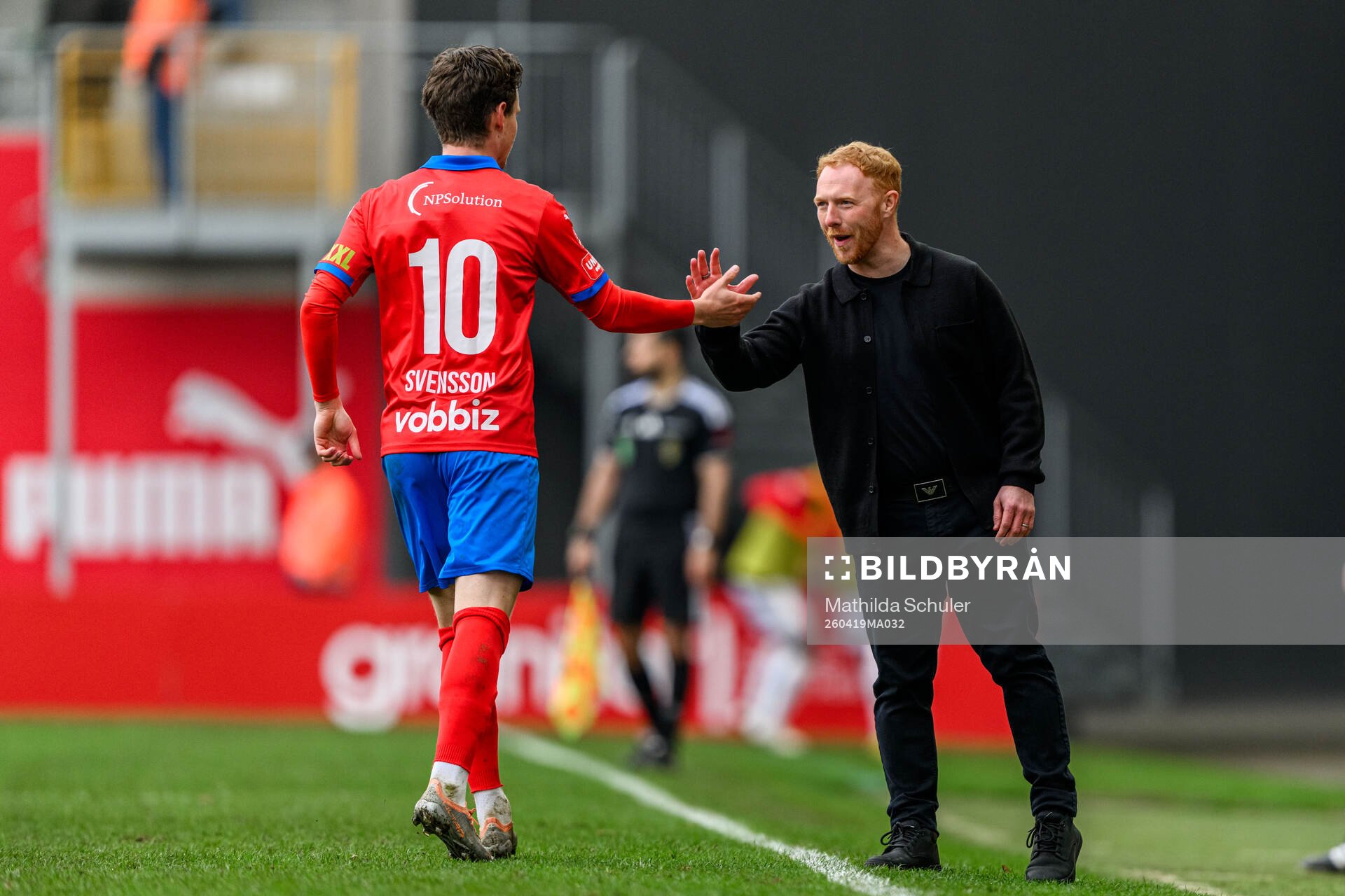 Helsingborgs Max Svensson jublar med tränare Stevie Grieve