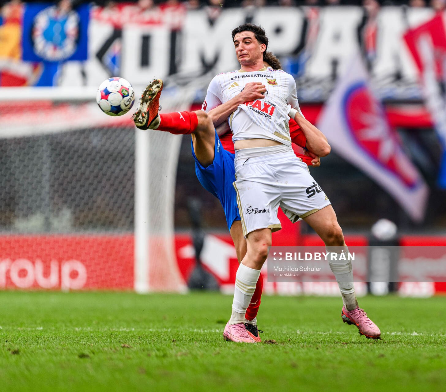Östersunds Mario Palomino Delgado och Helsingborgs Obafemi
