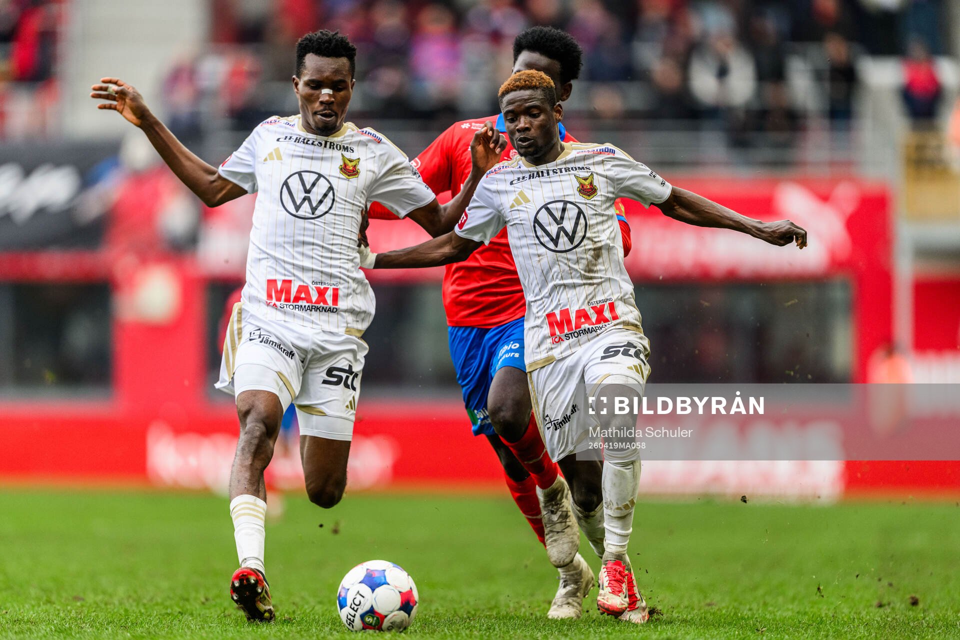 Östersunds Sunday Anyanwu och Helsingborgs Daouda Amadou