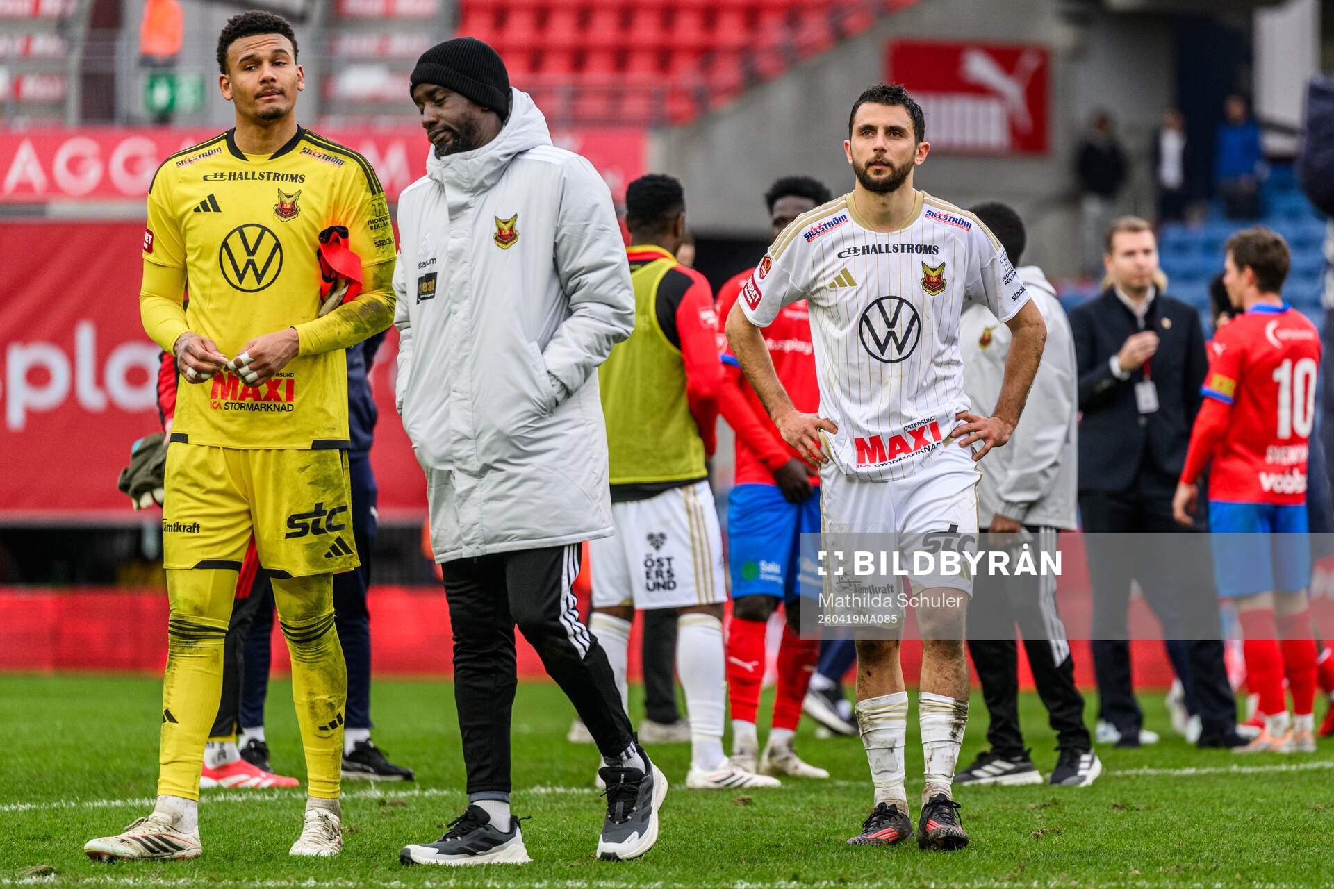 Östersunds målvakt Tyree Griffiths och Amar Begic deppar