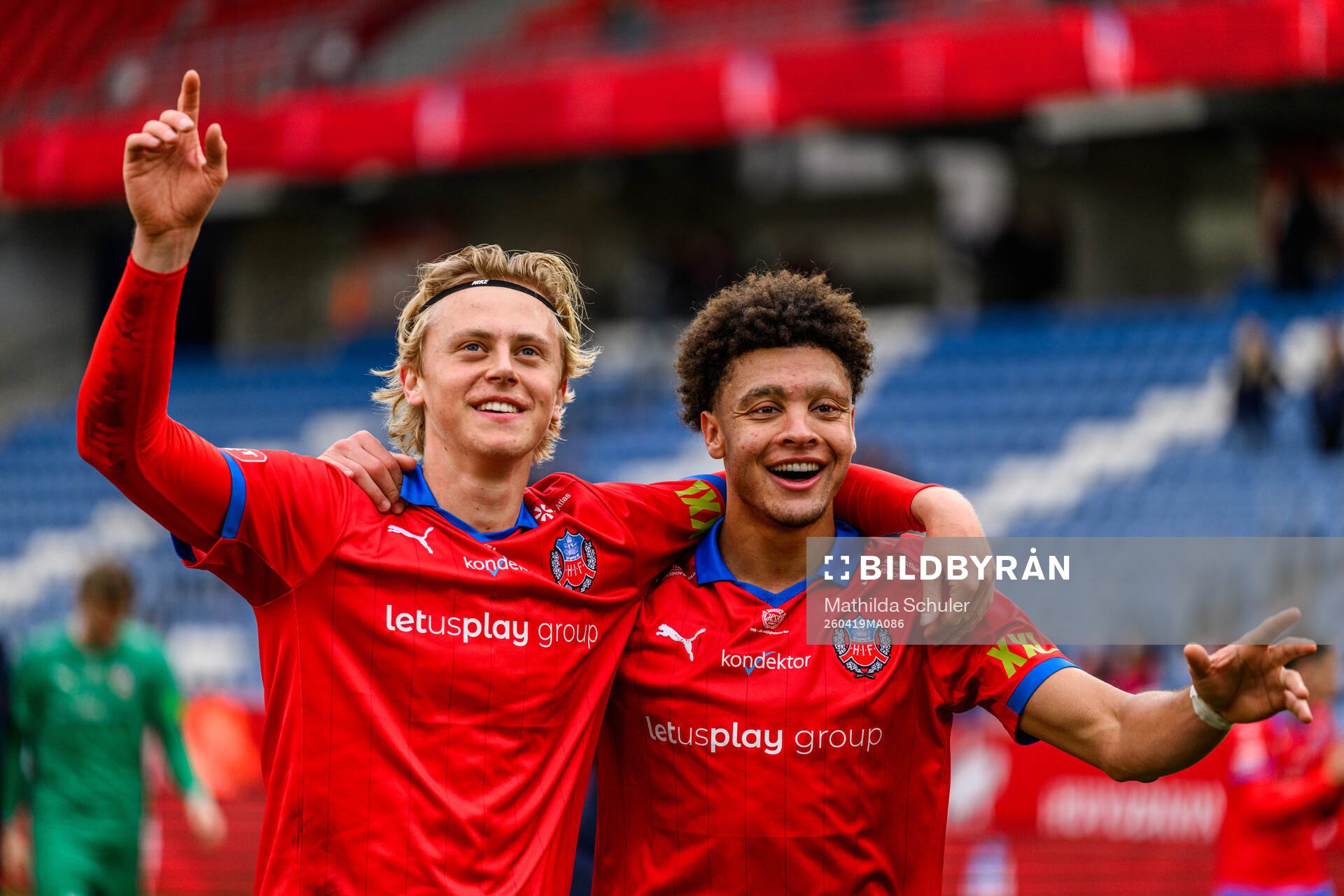 Helsingborgs Ture Görefält och Obafemi Awodesu jublar